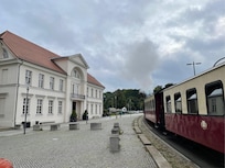 Molli fährt direkt vor dem Haus entlang