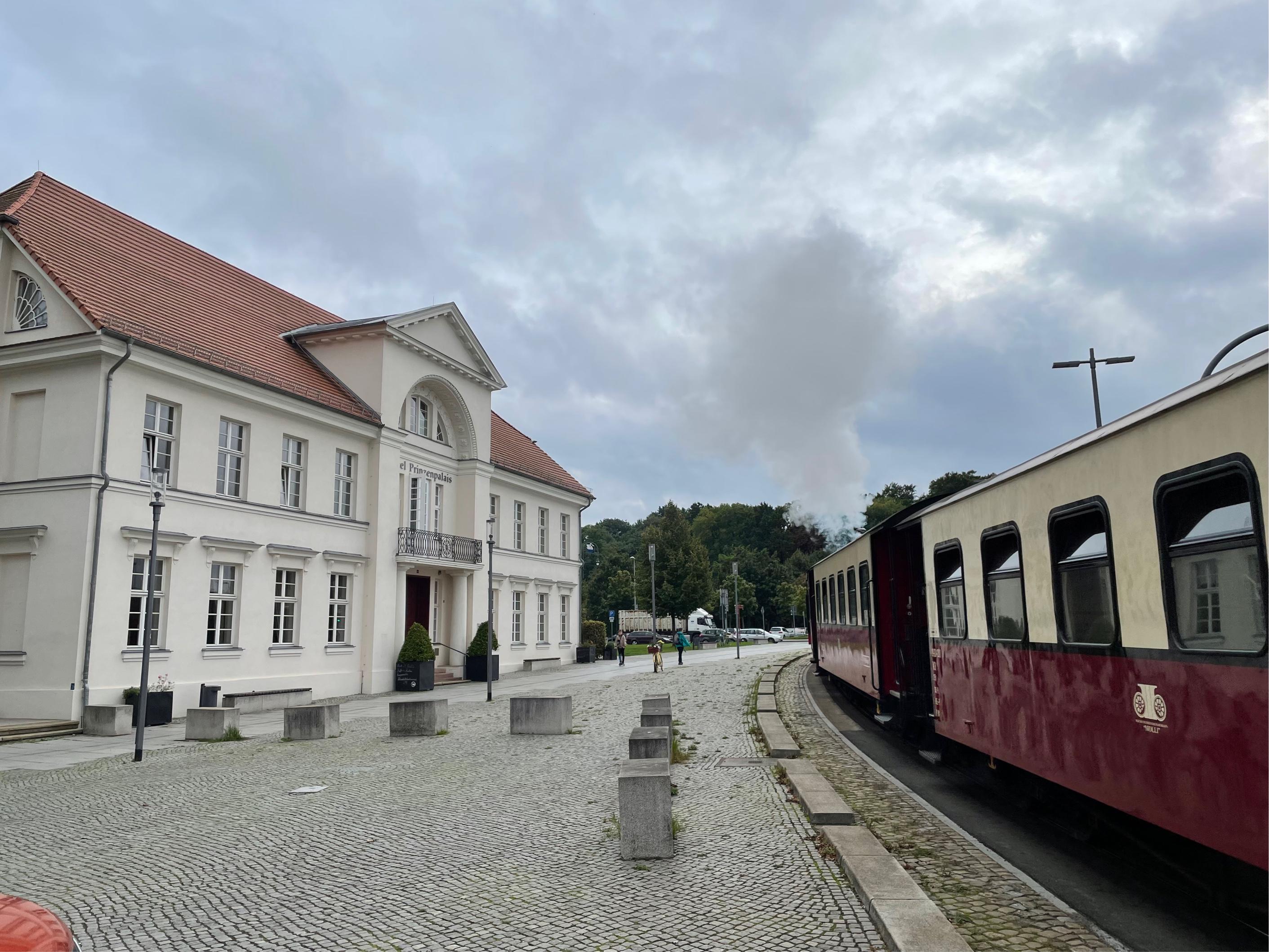 Molli fährt direkt vor dem Haus entlang