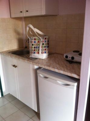 The small (fully equipped) kitchen