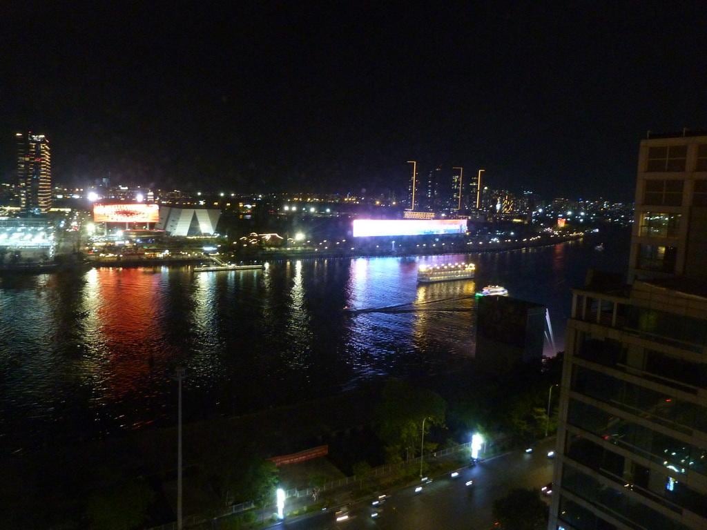 部屋からサイゴン川の夜景2