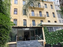 Hotellet set fra gårdhaven