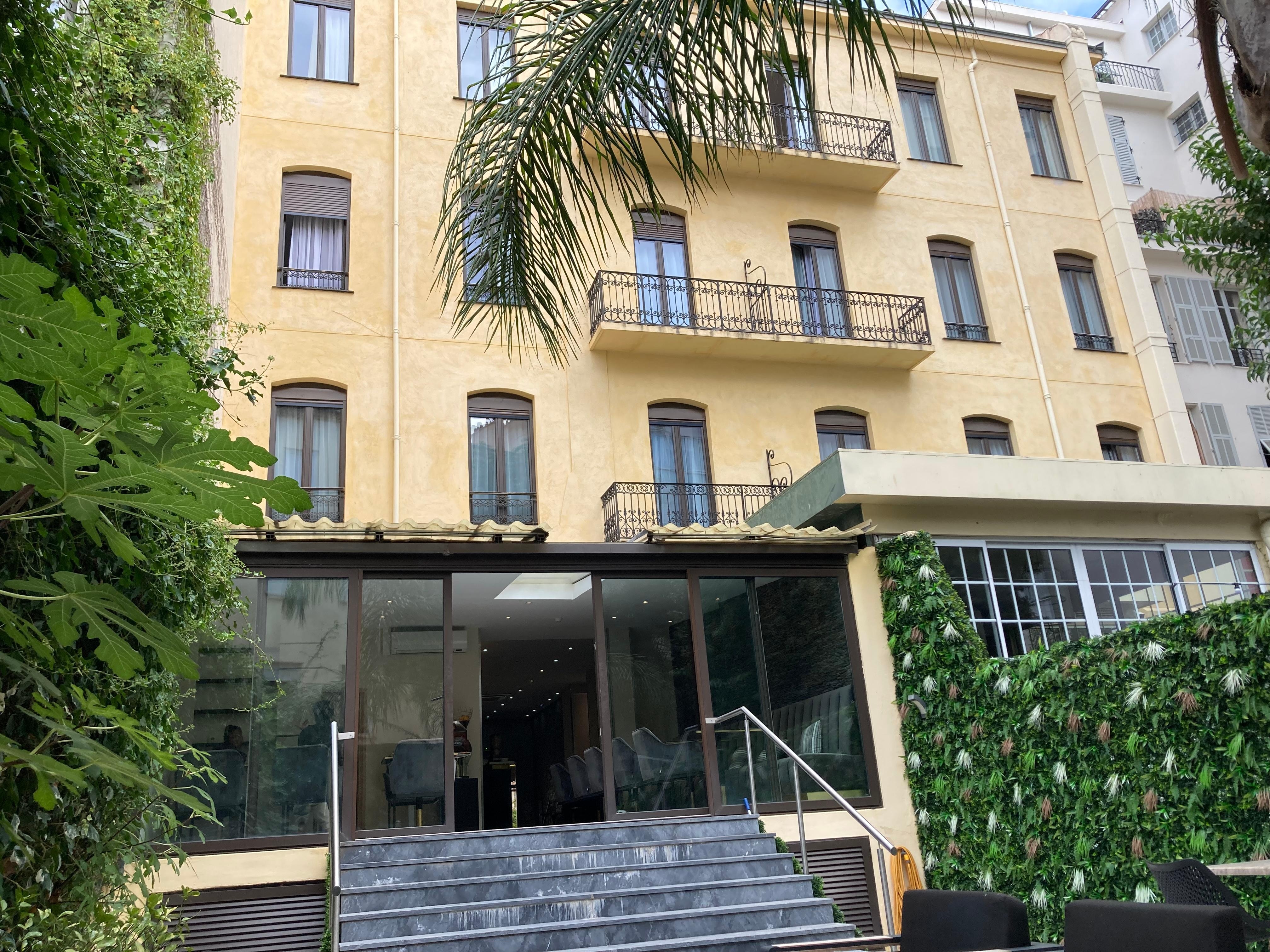 Hotellet set fra gårdhaven