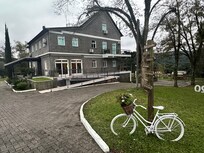 Vista geral na entrada do hotel