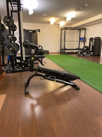 Fitness Center 24H (Smaller one, there are 2 gyms) 小さい方のジム。とりあえず揃ってますね。