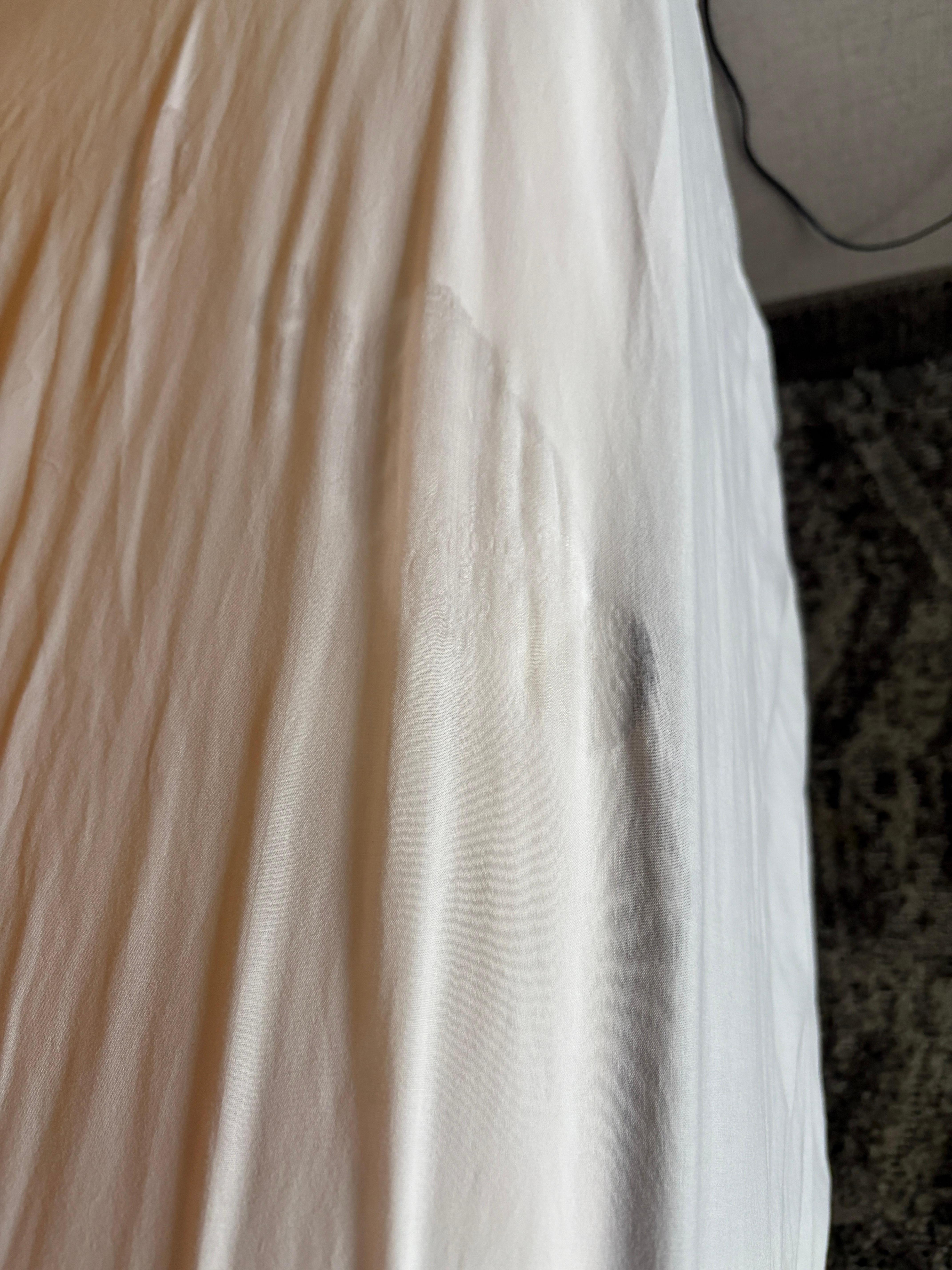 Weird stain on one of the sheets in one of the beds….i have more vids of other things but it won’t allow vids (bug in tub/broken tile/broken towel hooks)