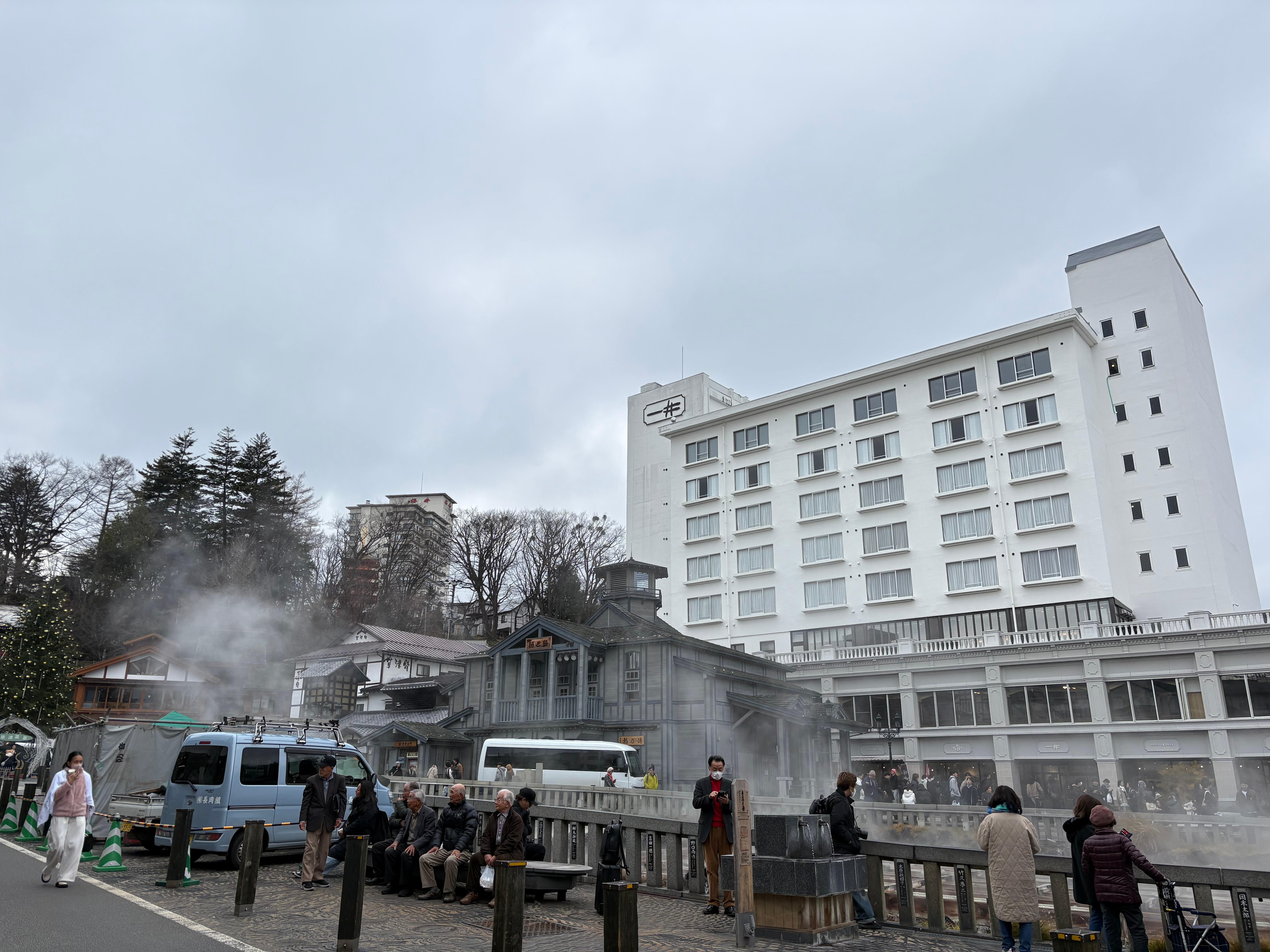 ホテルのテラスから湯畑がみれます