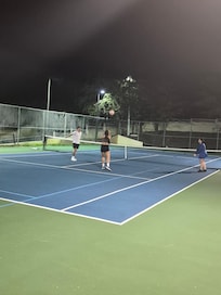 Tennis picket ball court