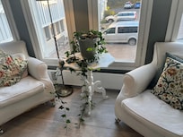 Härliga fåtöljer i skön miljö.