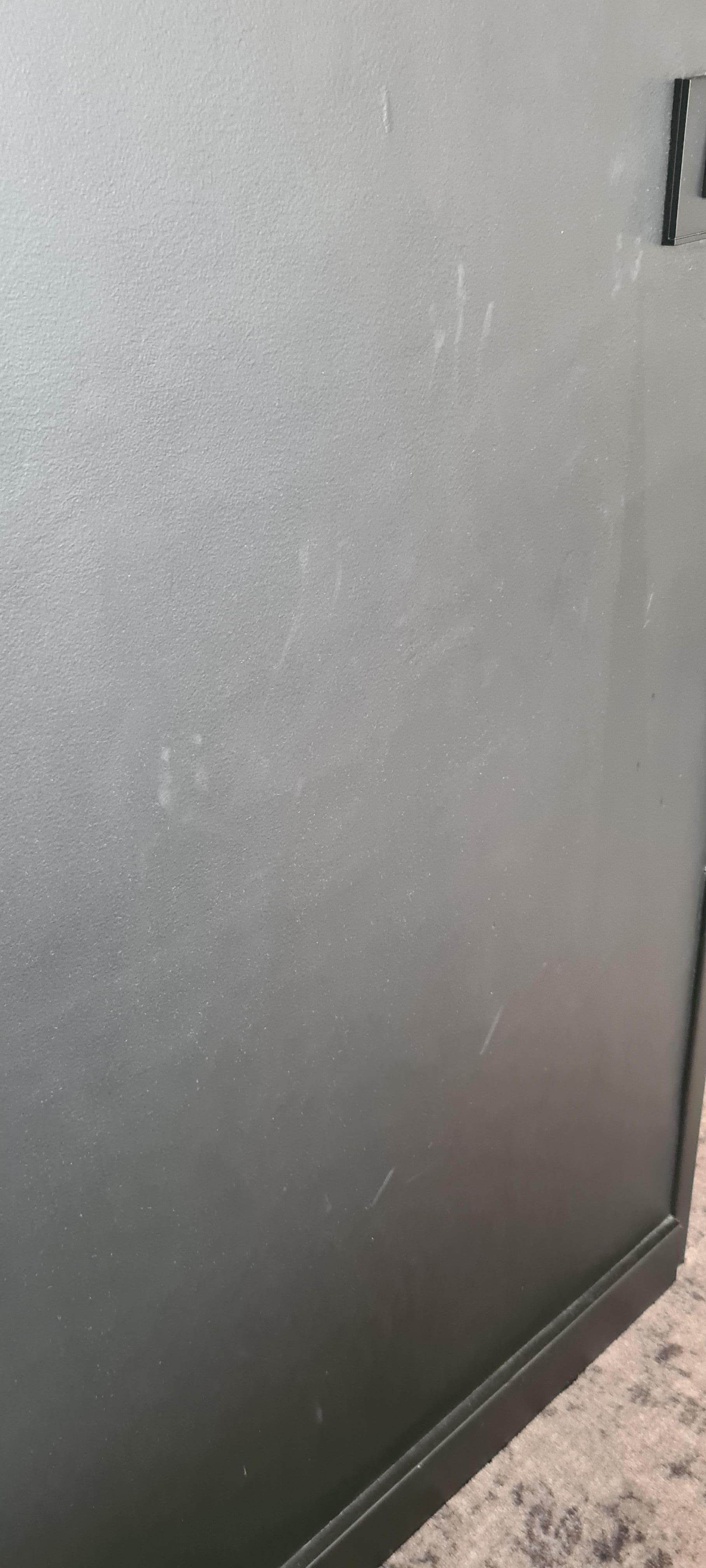 Murs noirs tachés avec traces de doigts