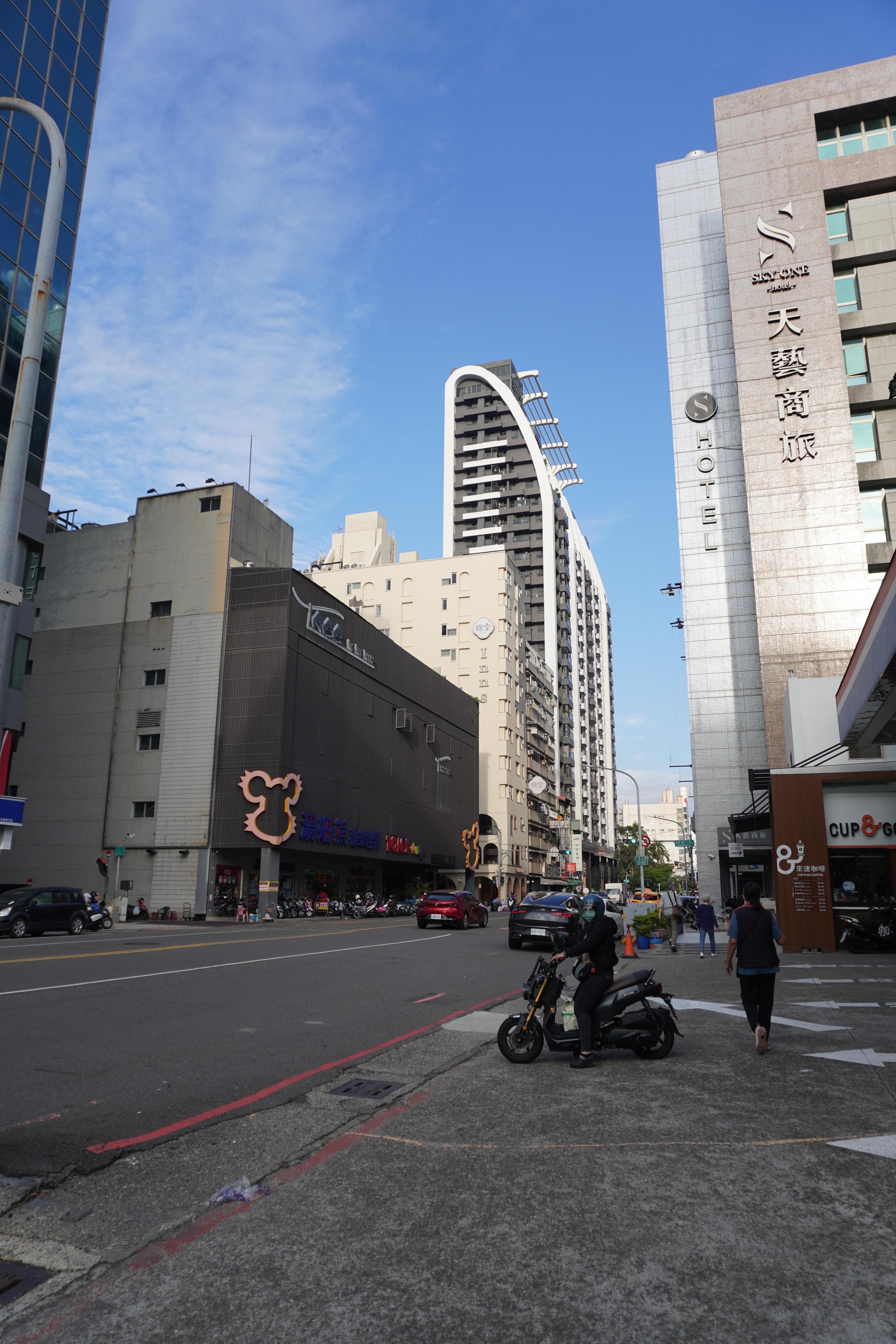 交差点からホテルを見たところ