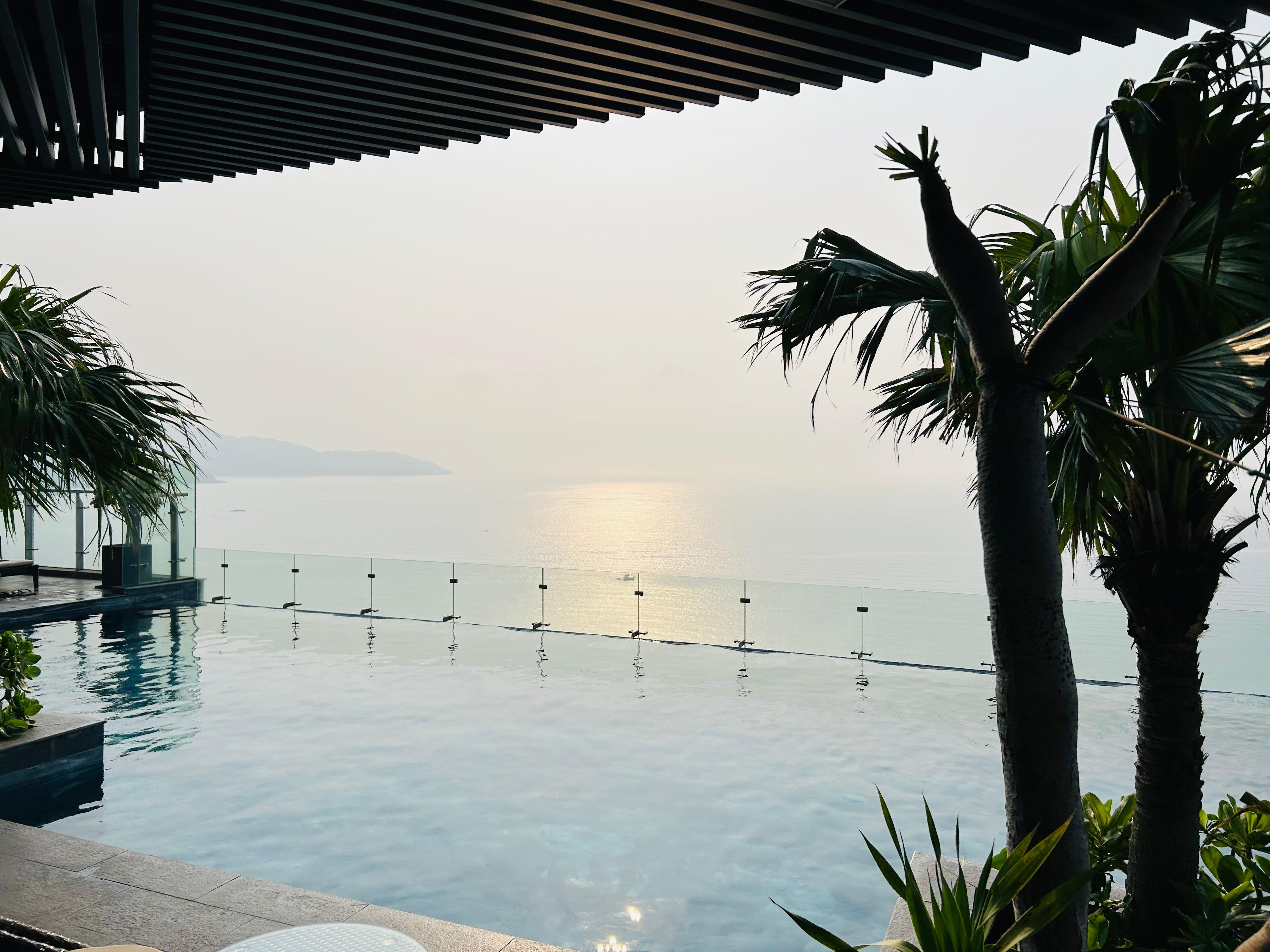 ホテルのプールからの眺め