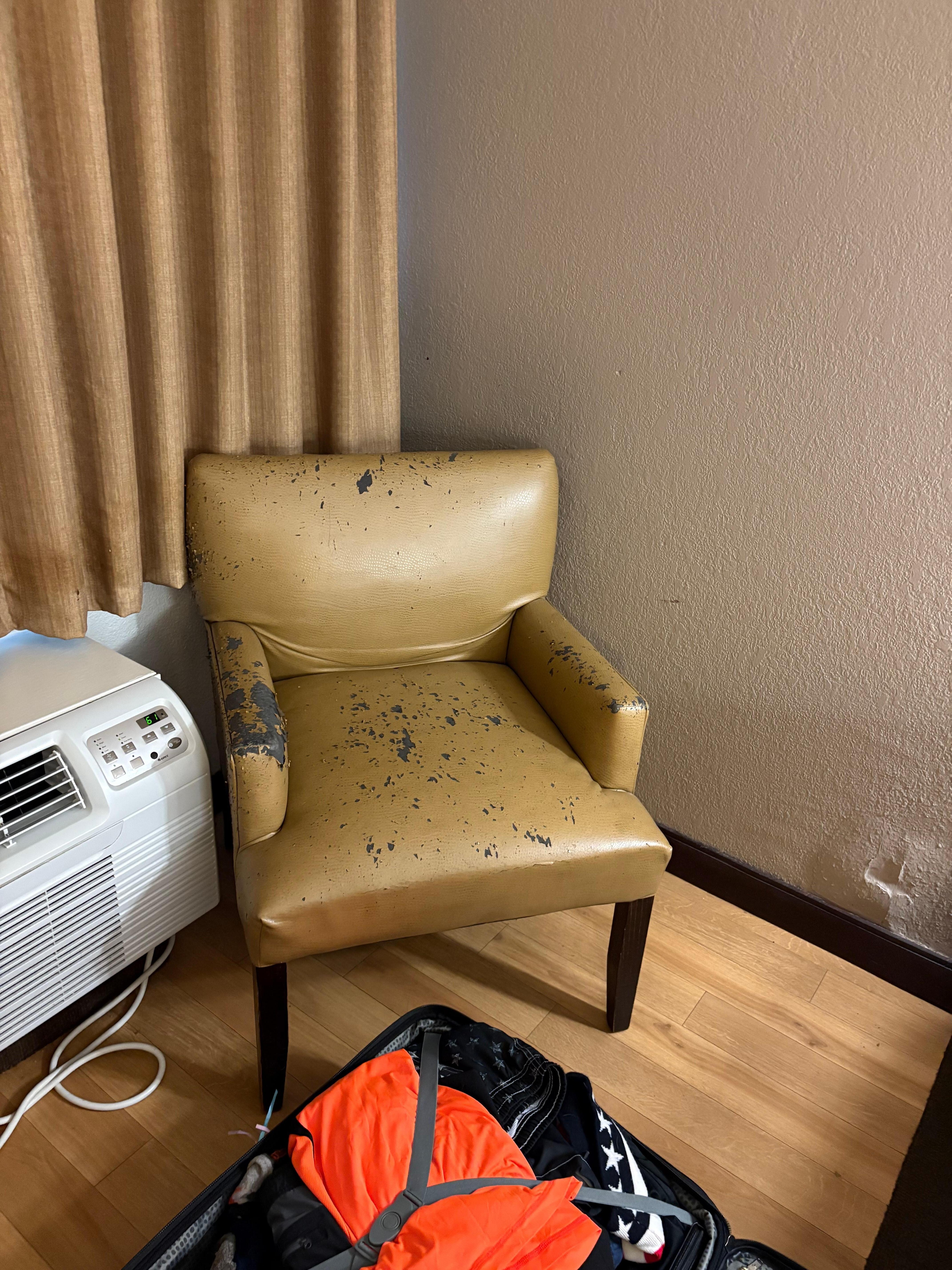 Dirty chair. Looks like it’s a 5th hand one bought at flea market 
