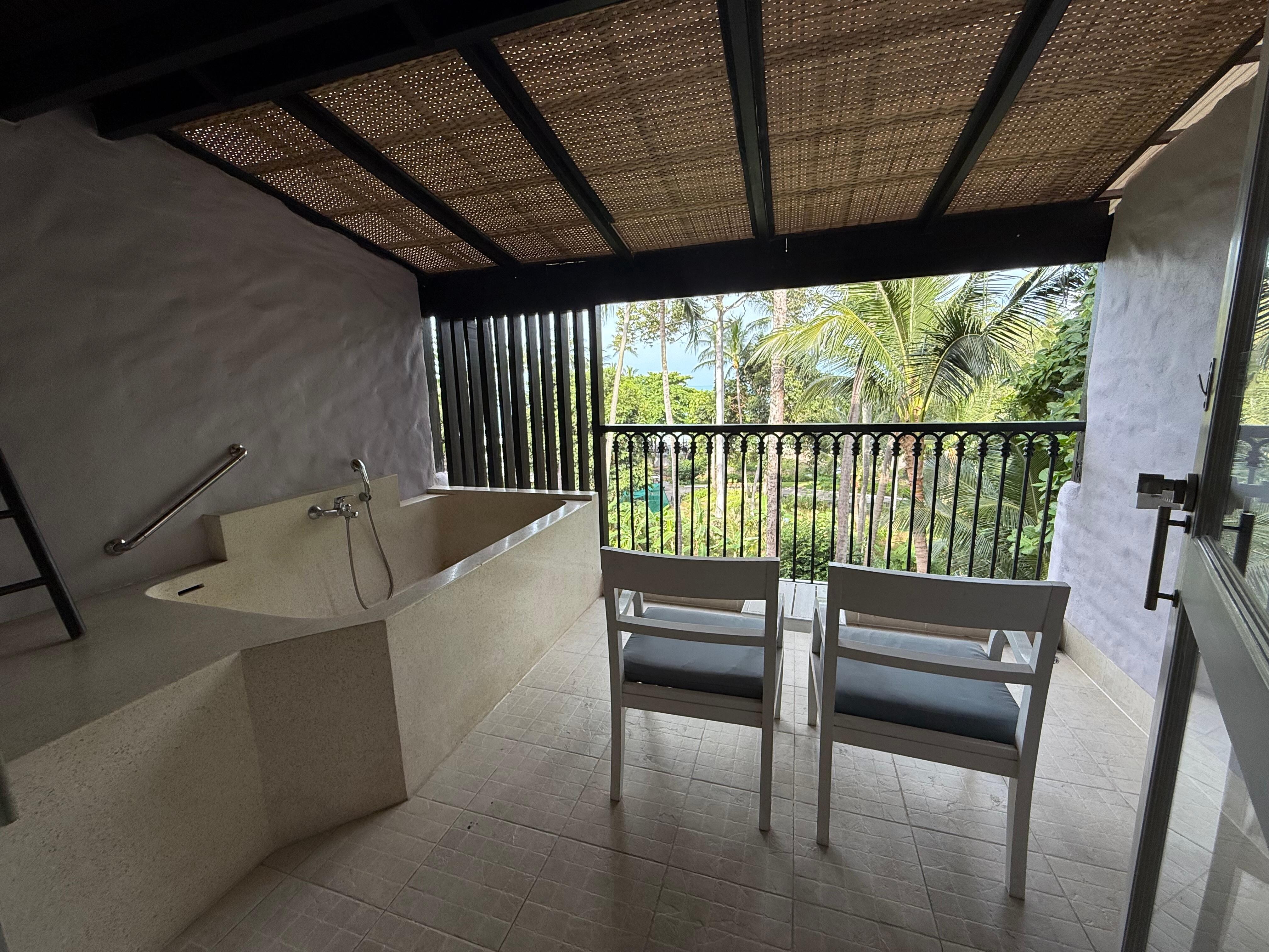 Balcony with bath tub 
