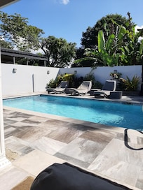 Blitzsauberer und einladende Pool