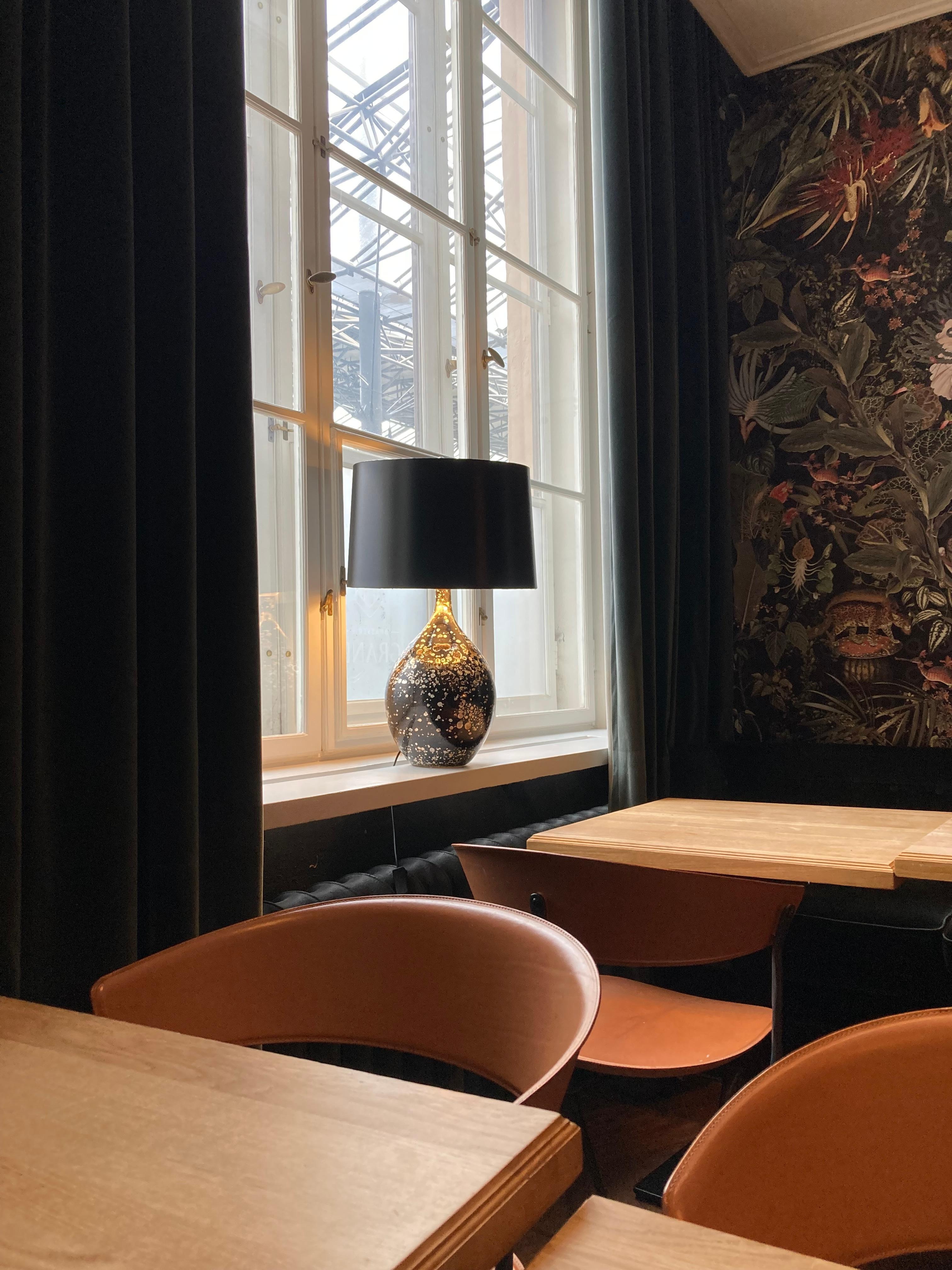 駅に面した朝食レストランのテーブル