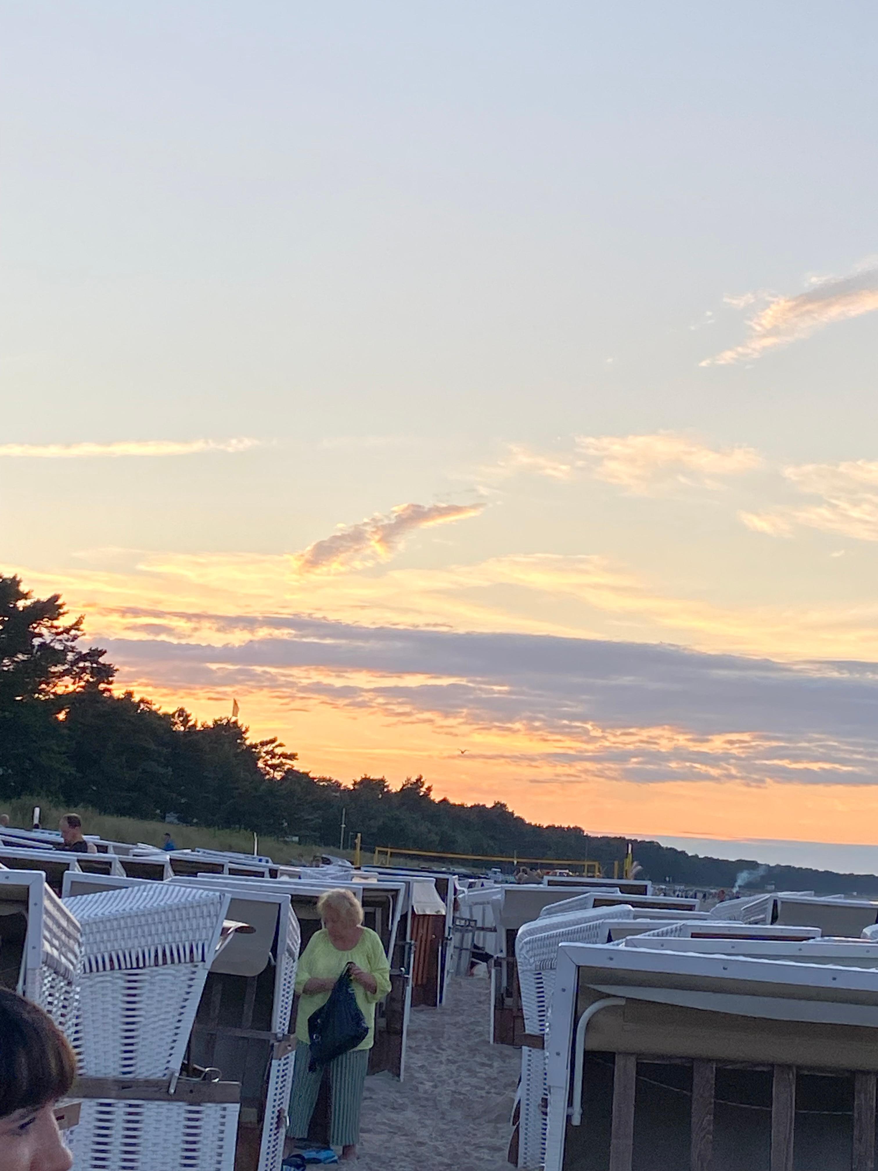 Abendstimmung am Strand mit Wolkenmöwe