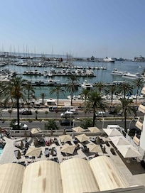 Utsikt over bassengområdet fra balkongen i 5. etasje