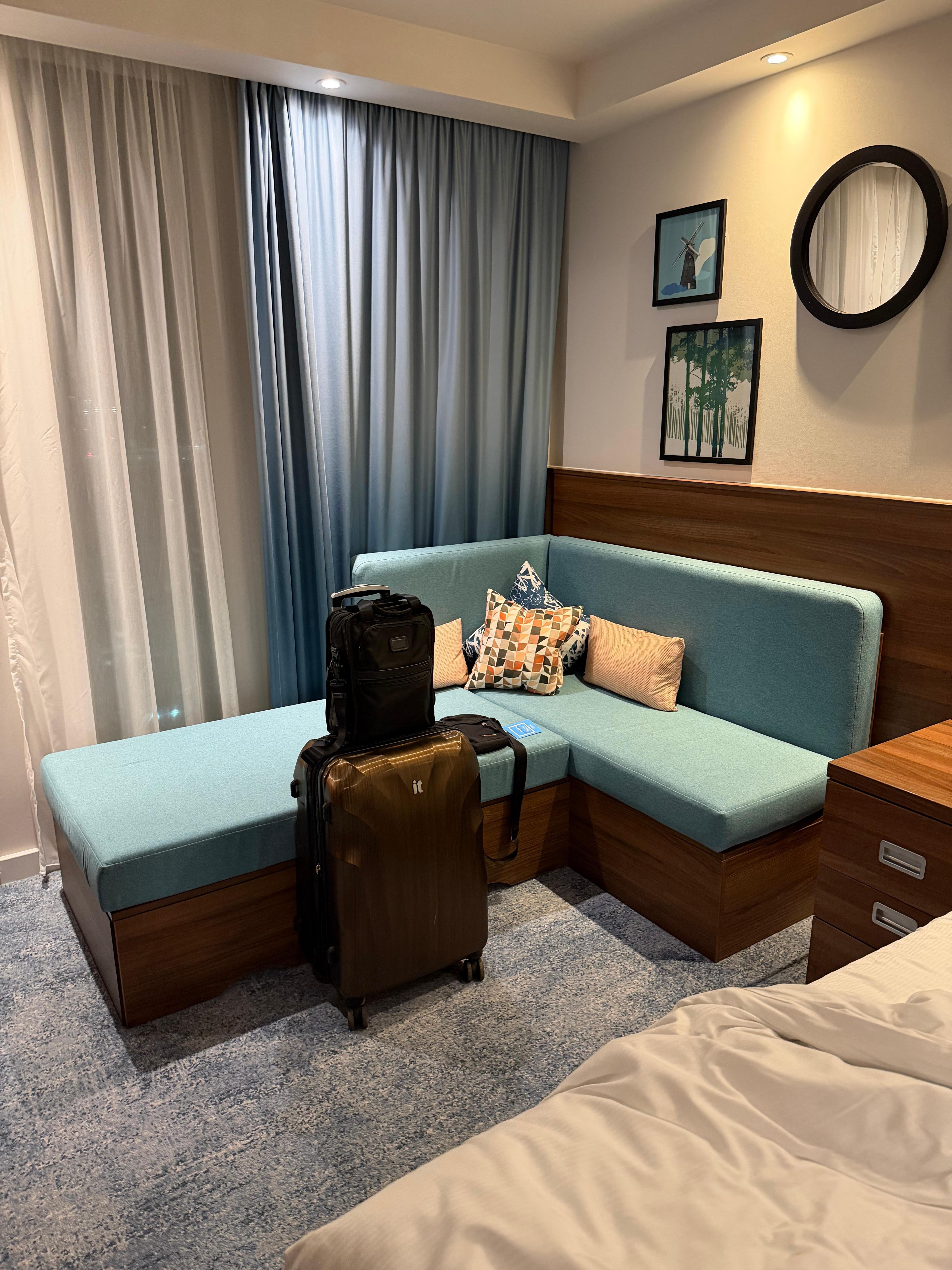 Corner Sofa Area was ideal fo luggage and clothes. 