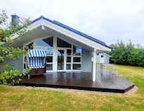 Hausansicht mit Terrasse