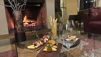Recepรงรฃo na lareira. Um excelente vinho produzido pela vinรญcola do hotel.