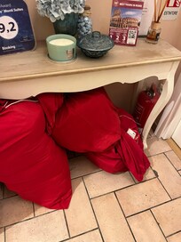 Ropa sucia en el pasillo q permanecio toda la estadia