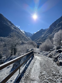 Vue depuis le chemin d’accès au logement.