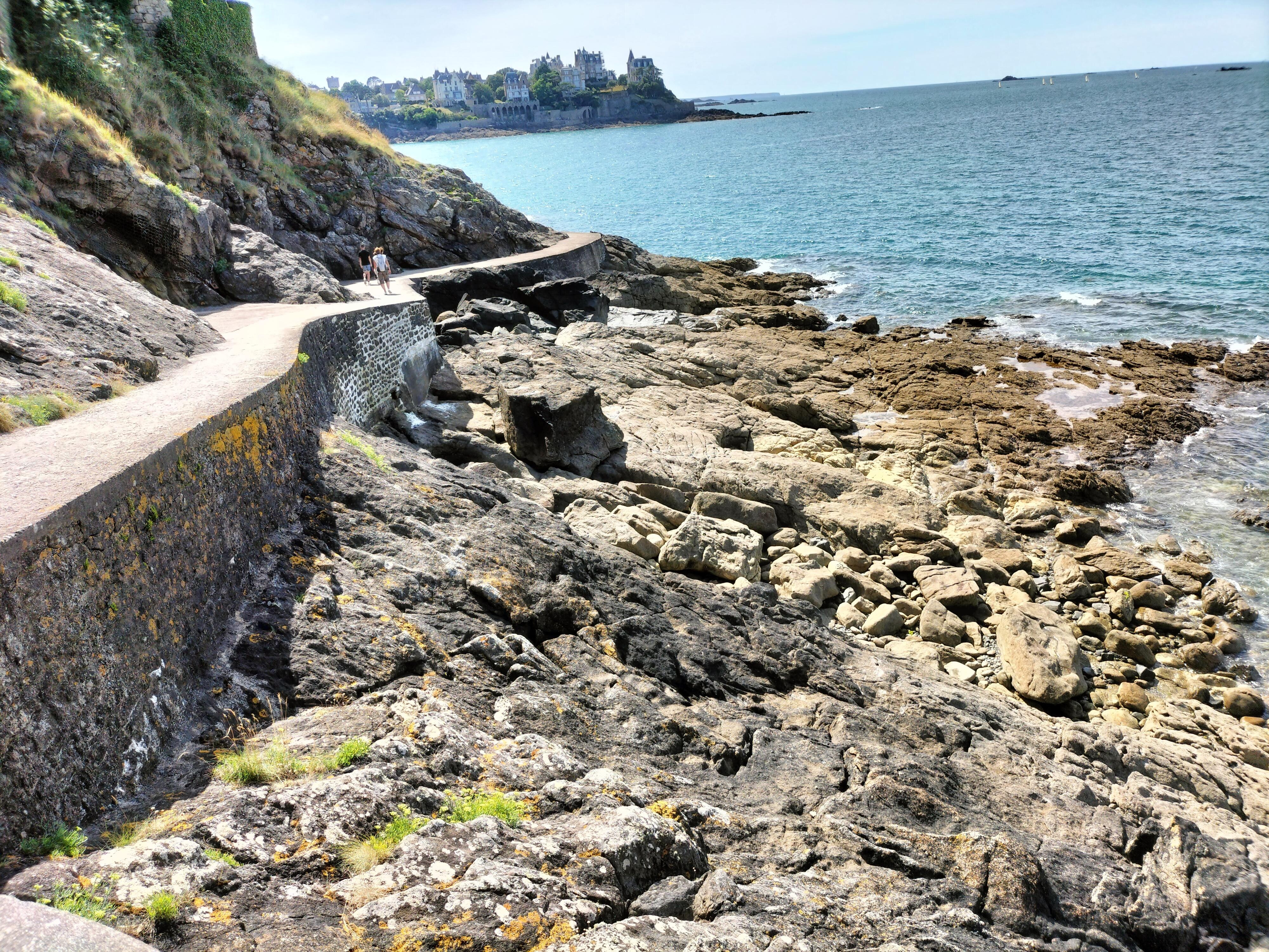 Chemin de randonnée qui longe le littoral 