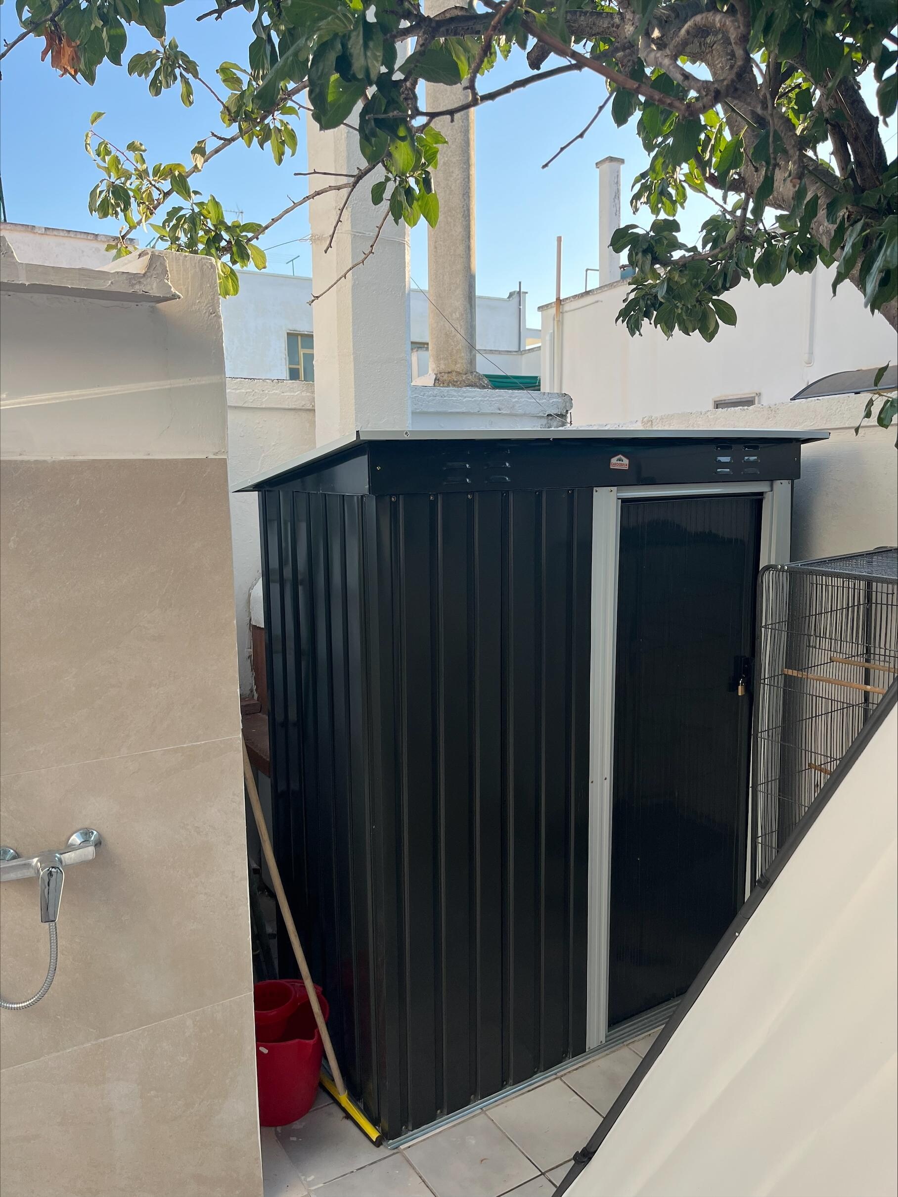 im Hintergrund der nicht nutzbare Grill