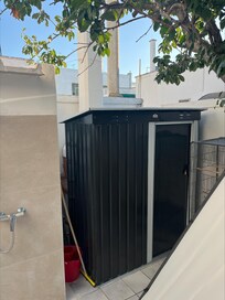 im Hintergrund der nicht nutzbare Grill