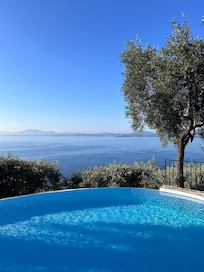 Infinity-Pool mit fantastischen Ausblick