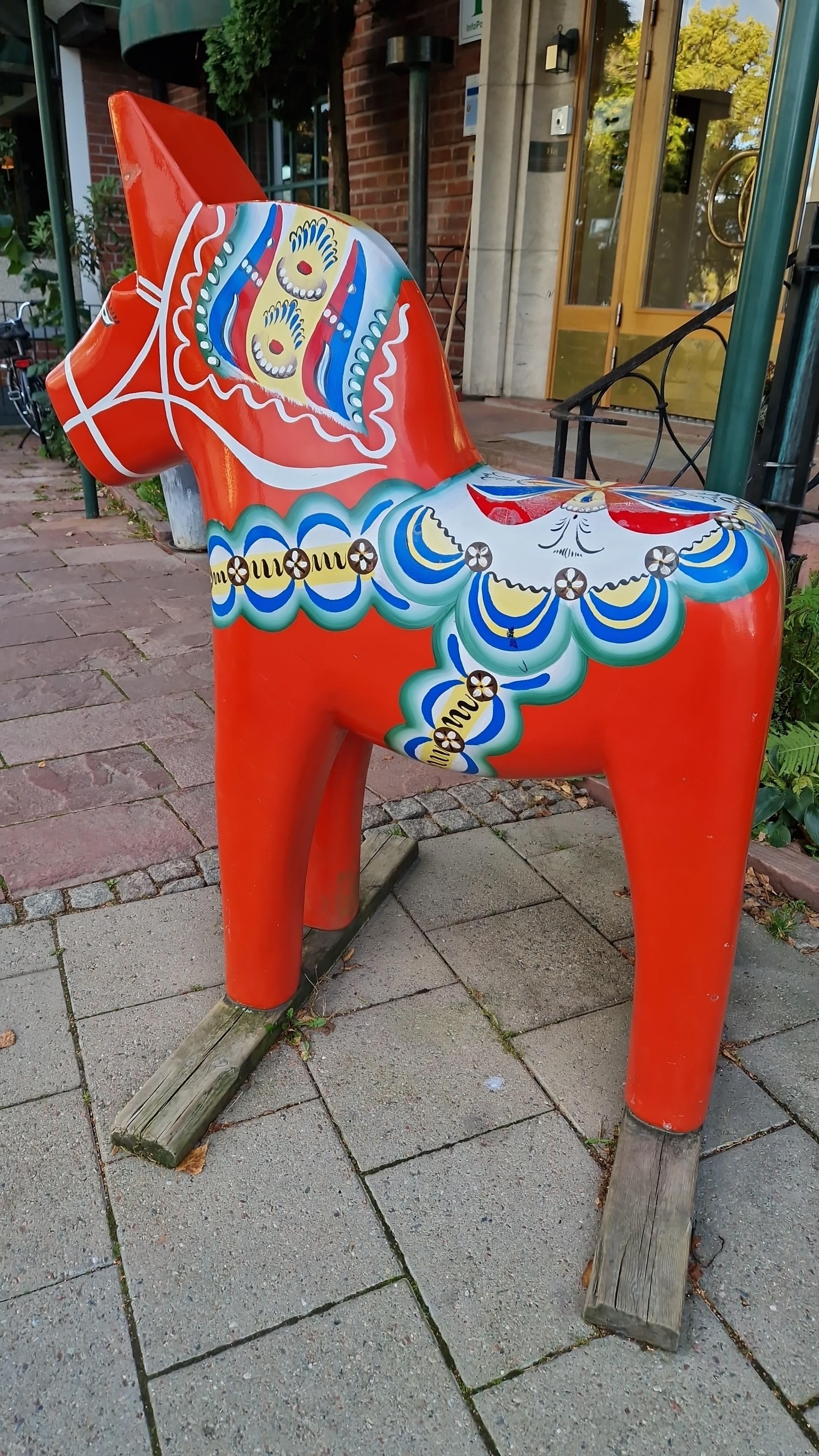 Välkomnande dalahäst utanför entrén.