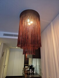 Es waren viele Lichtquellen da, die man mit verschiedenen Schaltern an und aus machen konnte oder eben alles gleichzeitig mit einer Karte neben der Tür. Sehr praktisch.