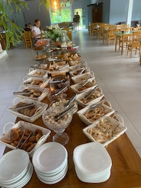 Uma farta mesa de café da manhã