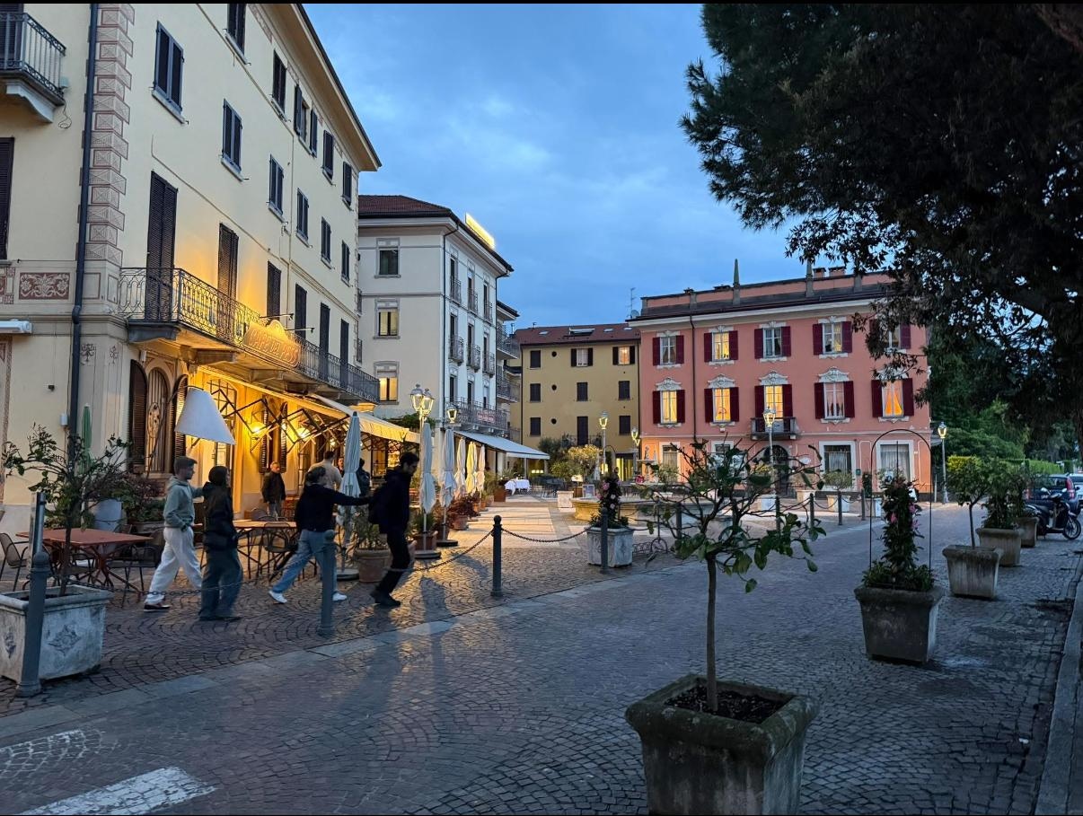 View from waters edge back toward la piazza