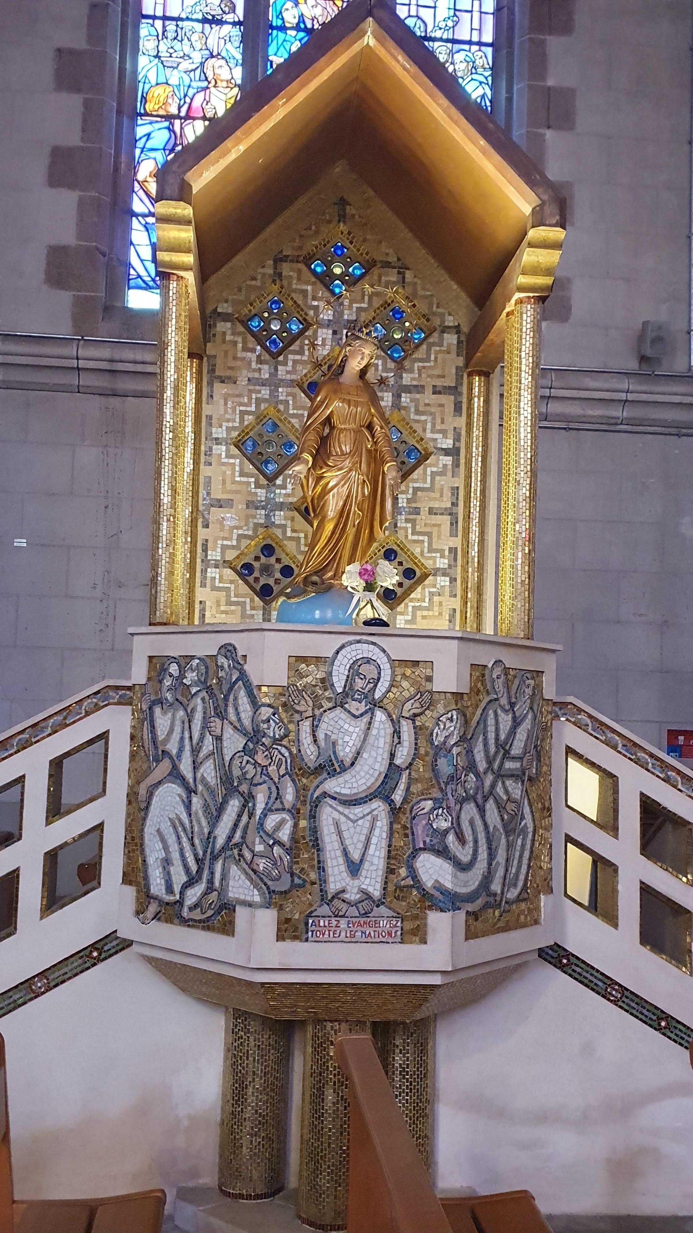 L'église proche abrite de superbes vitraux et de superbes mosaïques 