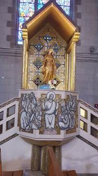 L'église proche abrite de superbes vitraux et de superbes mosaïques