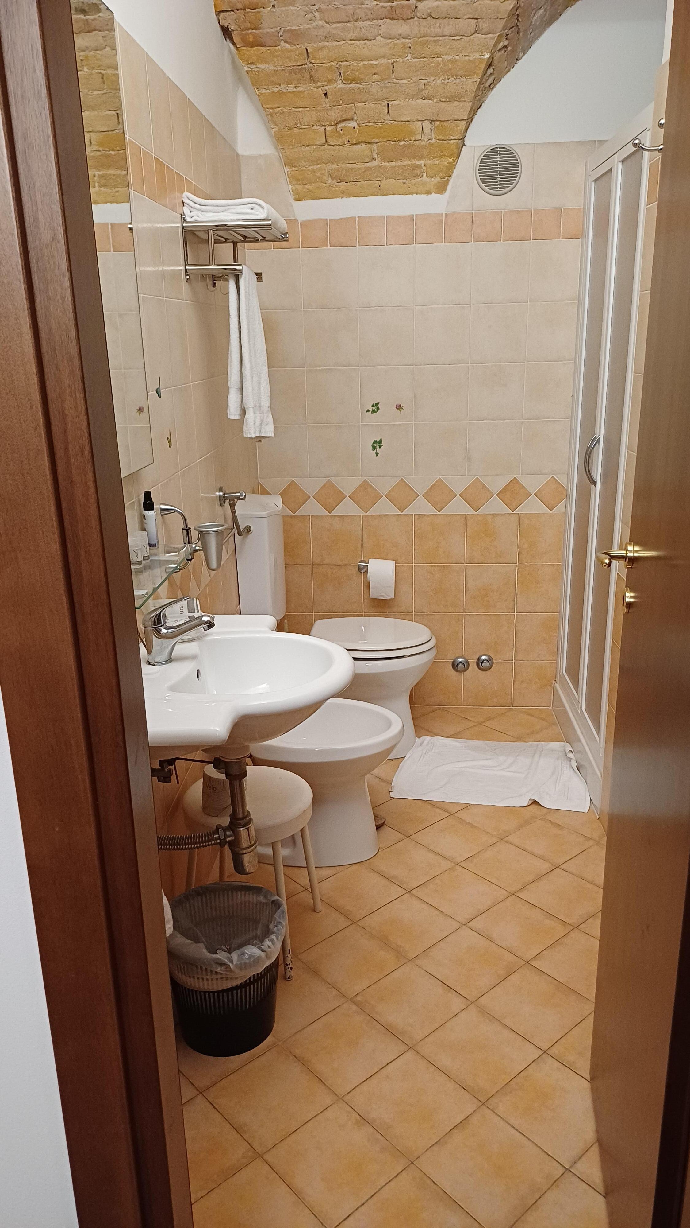 Banheiro novo e bem equipado