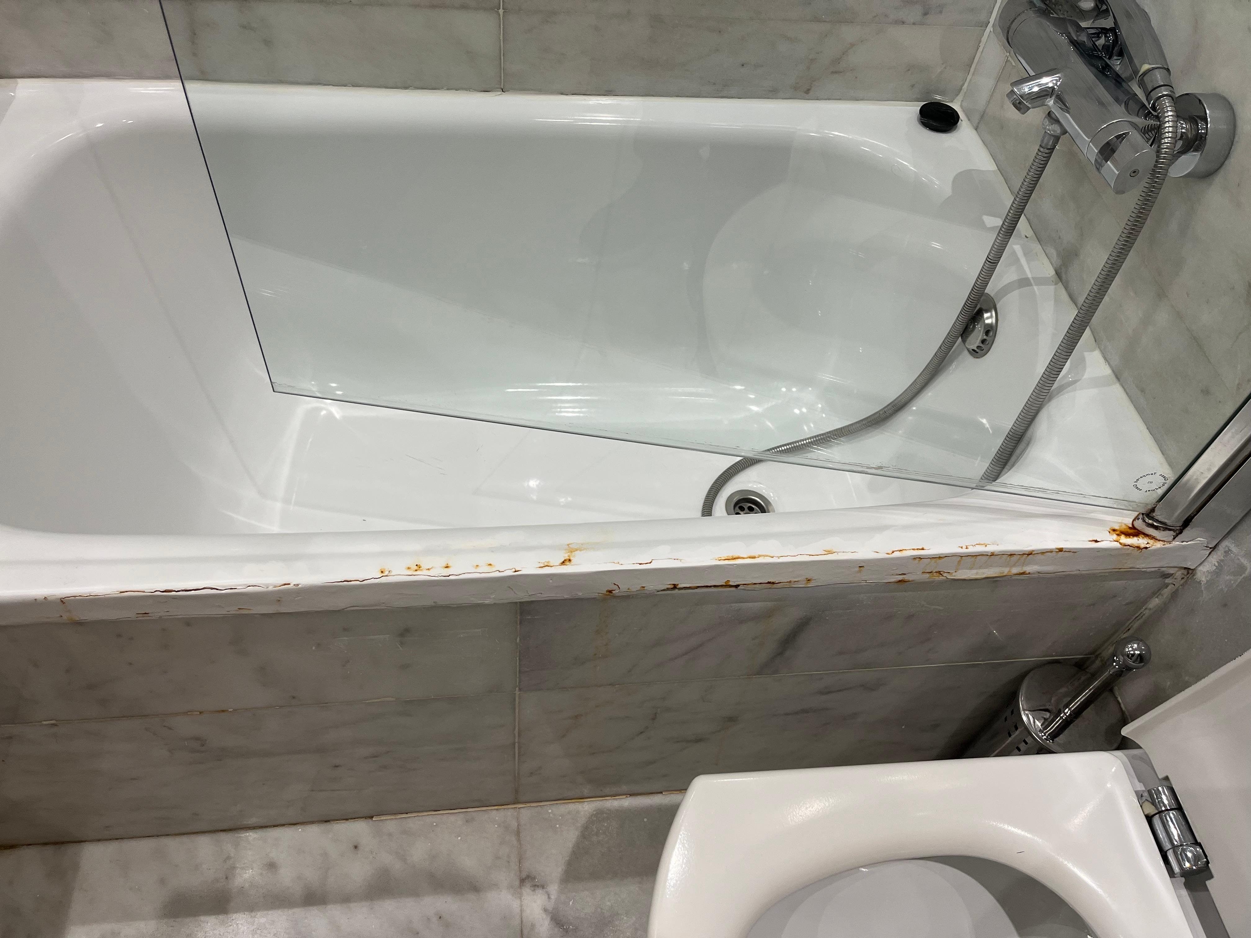 Rusty bath, shower partition lets water out 
