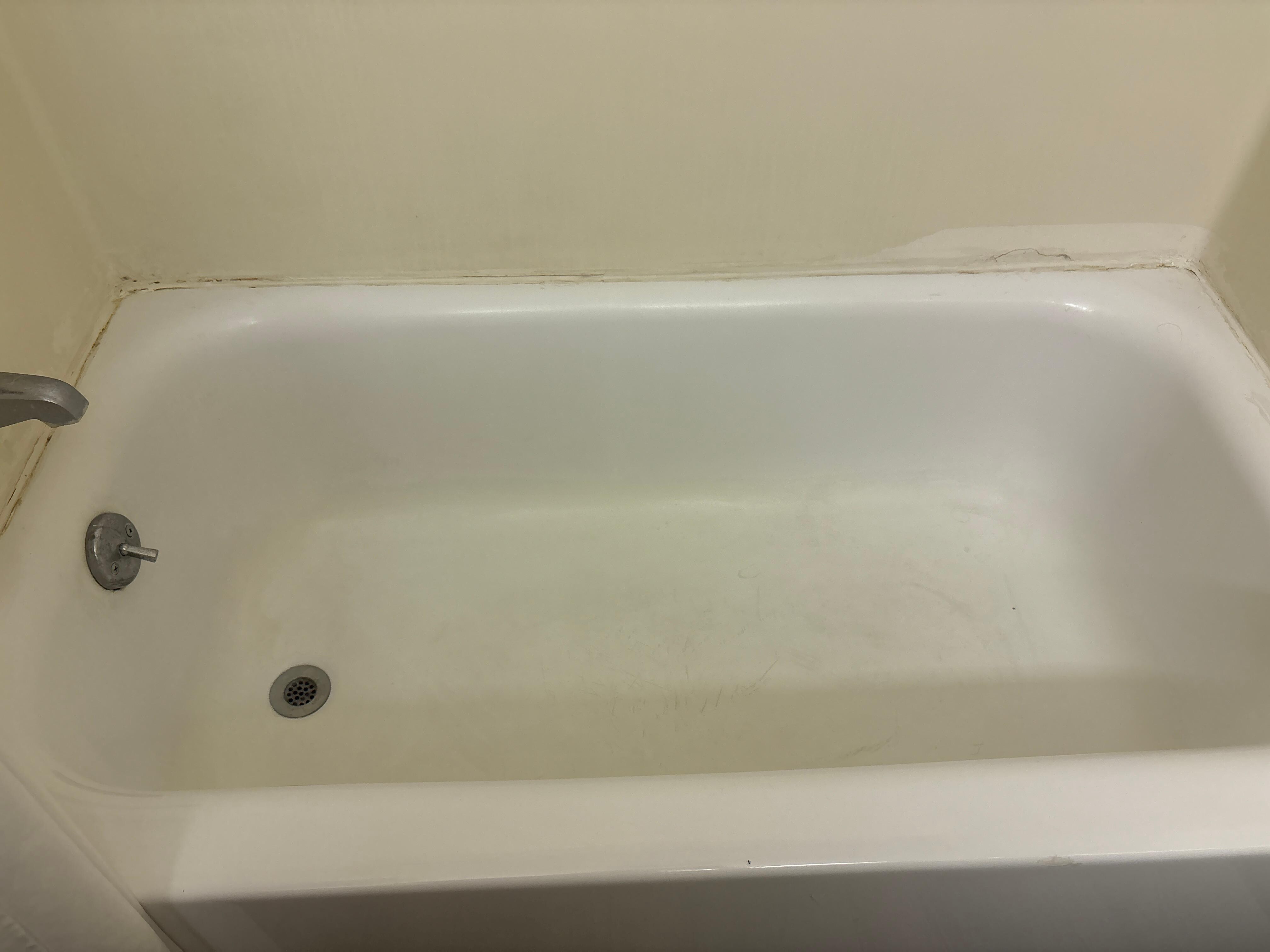 Tub not spotless 