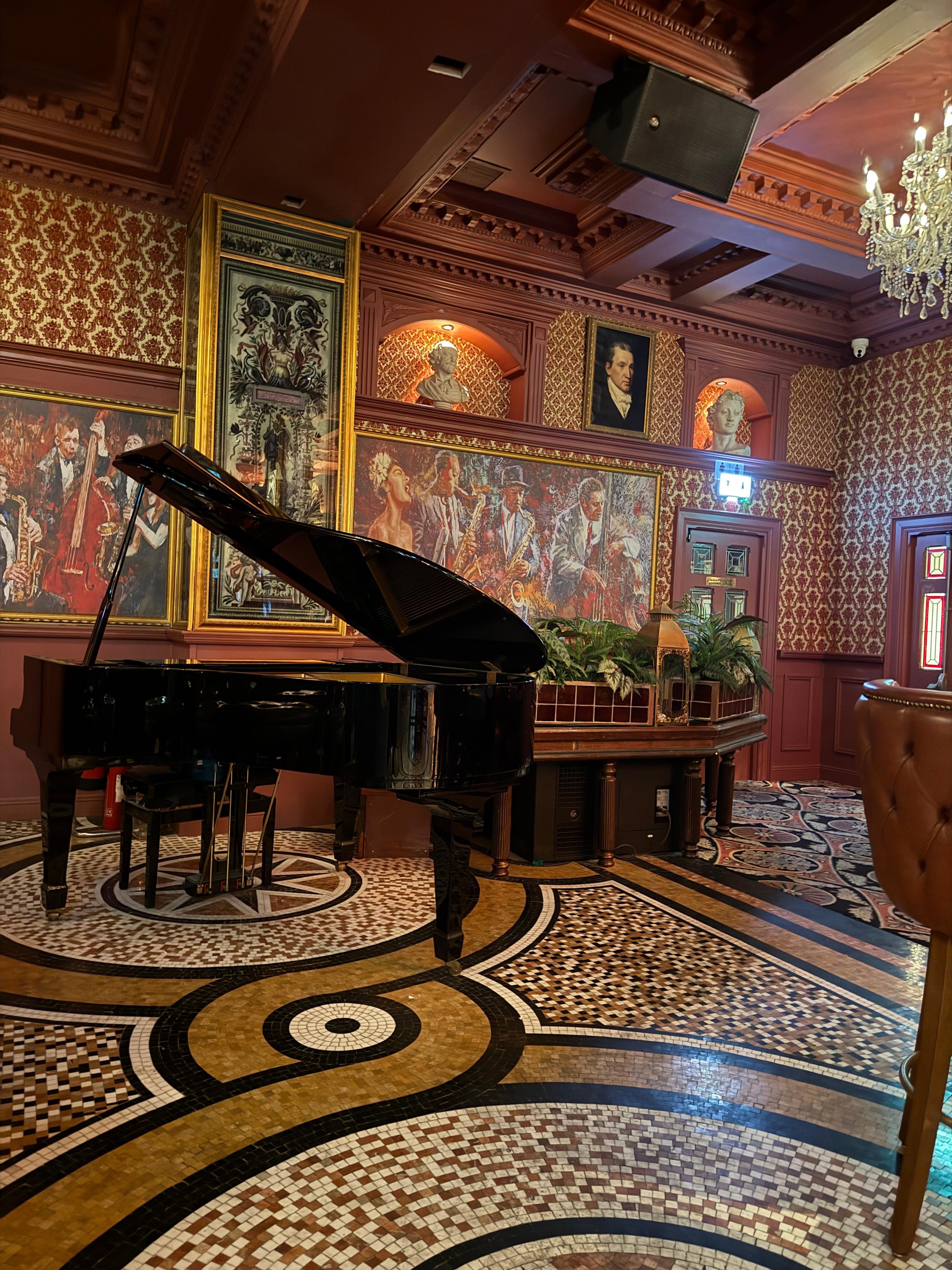 Piano bar 