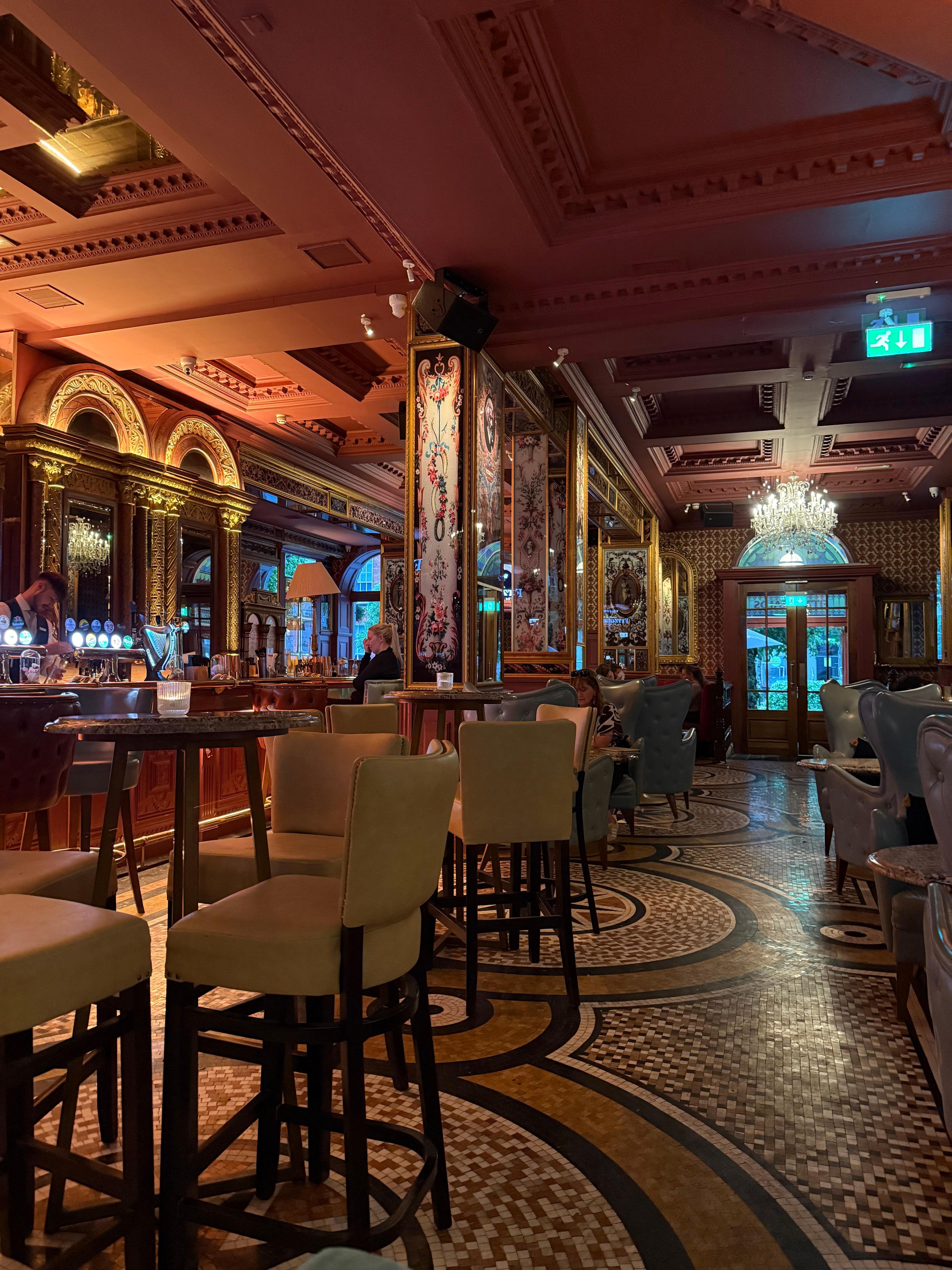 Piano bar