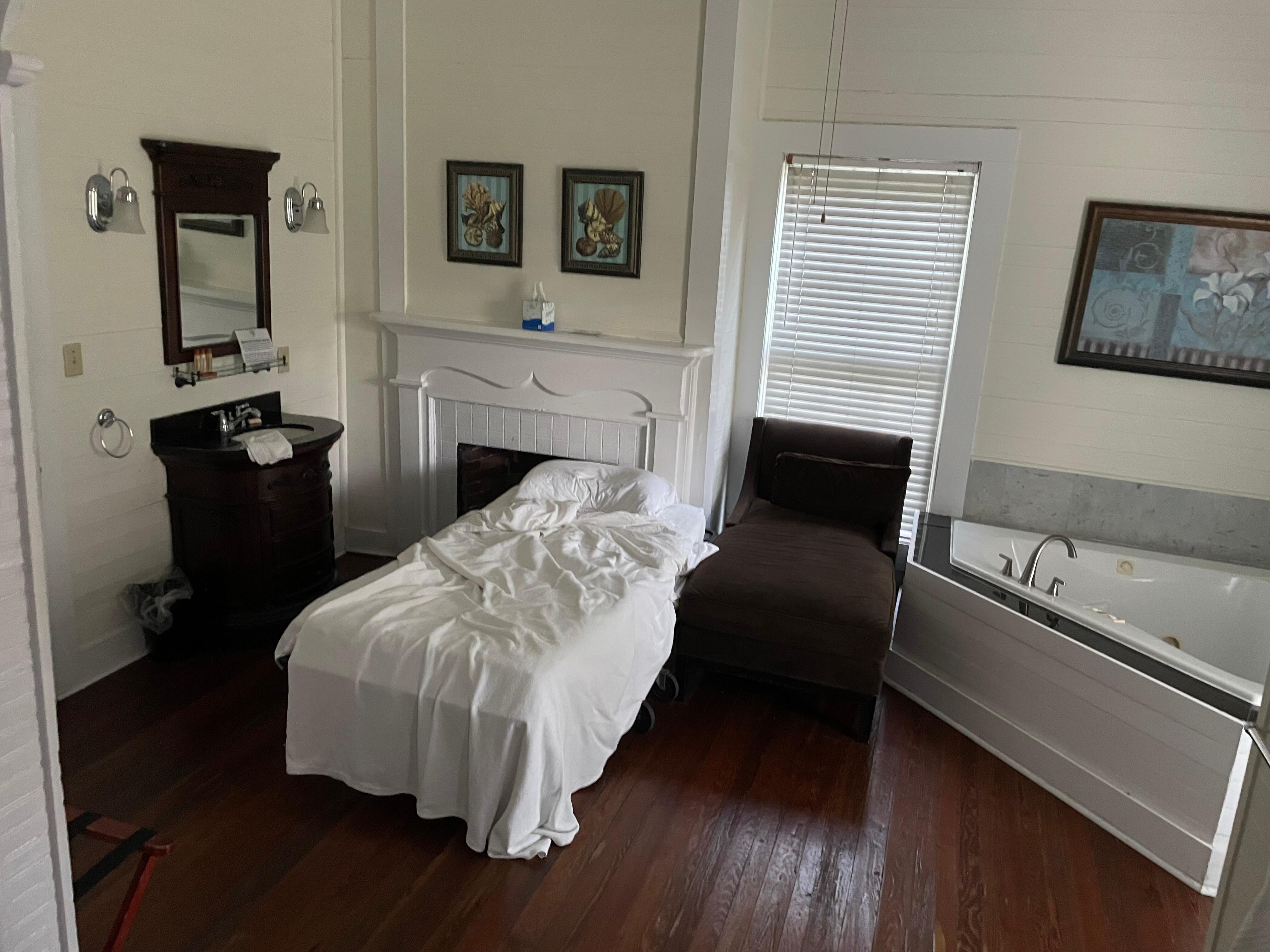 Bed in bathroom. Not acceptable when you pay over $100 per night