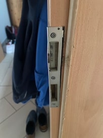 Lockerer Beschlag der Eingangstür