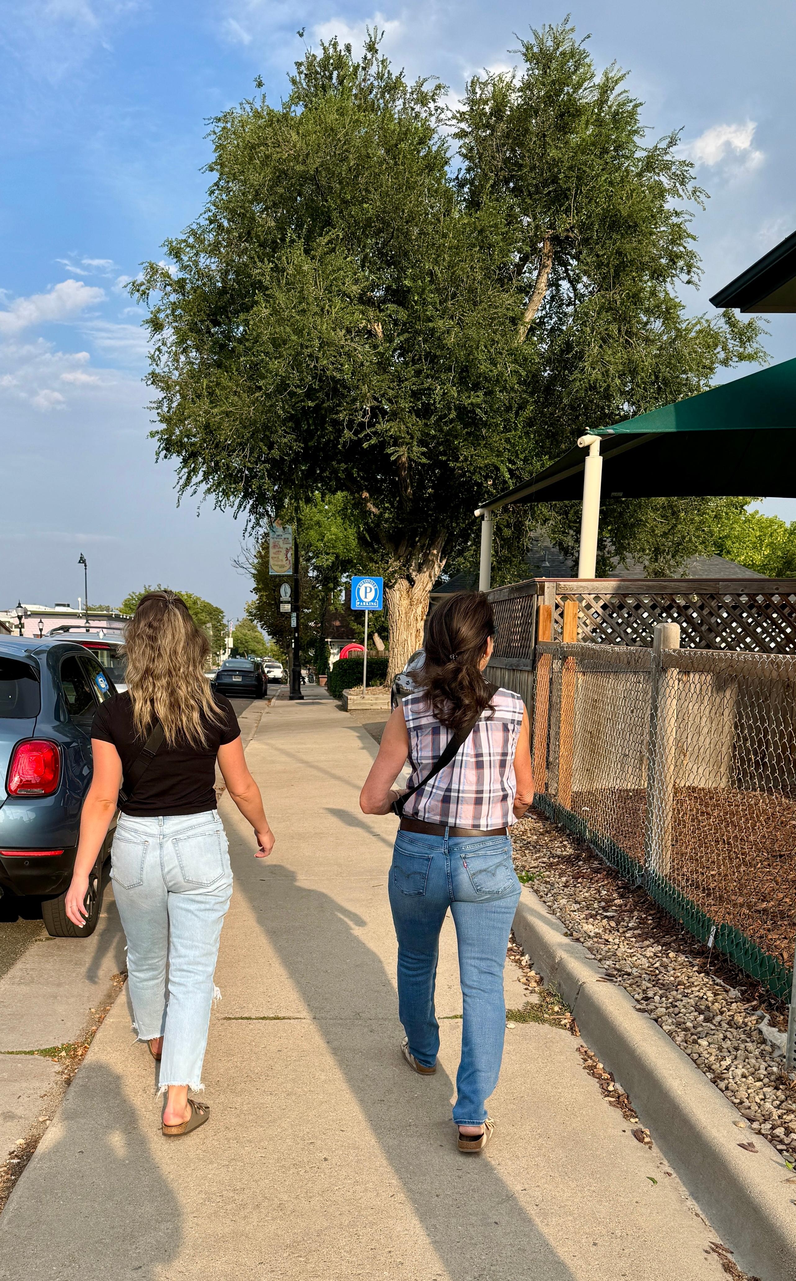 1 minute walk to restaurants/shops
