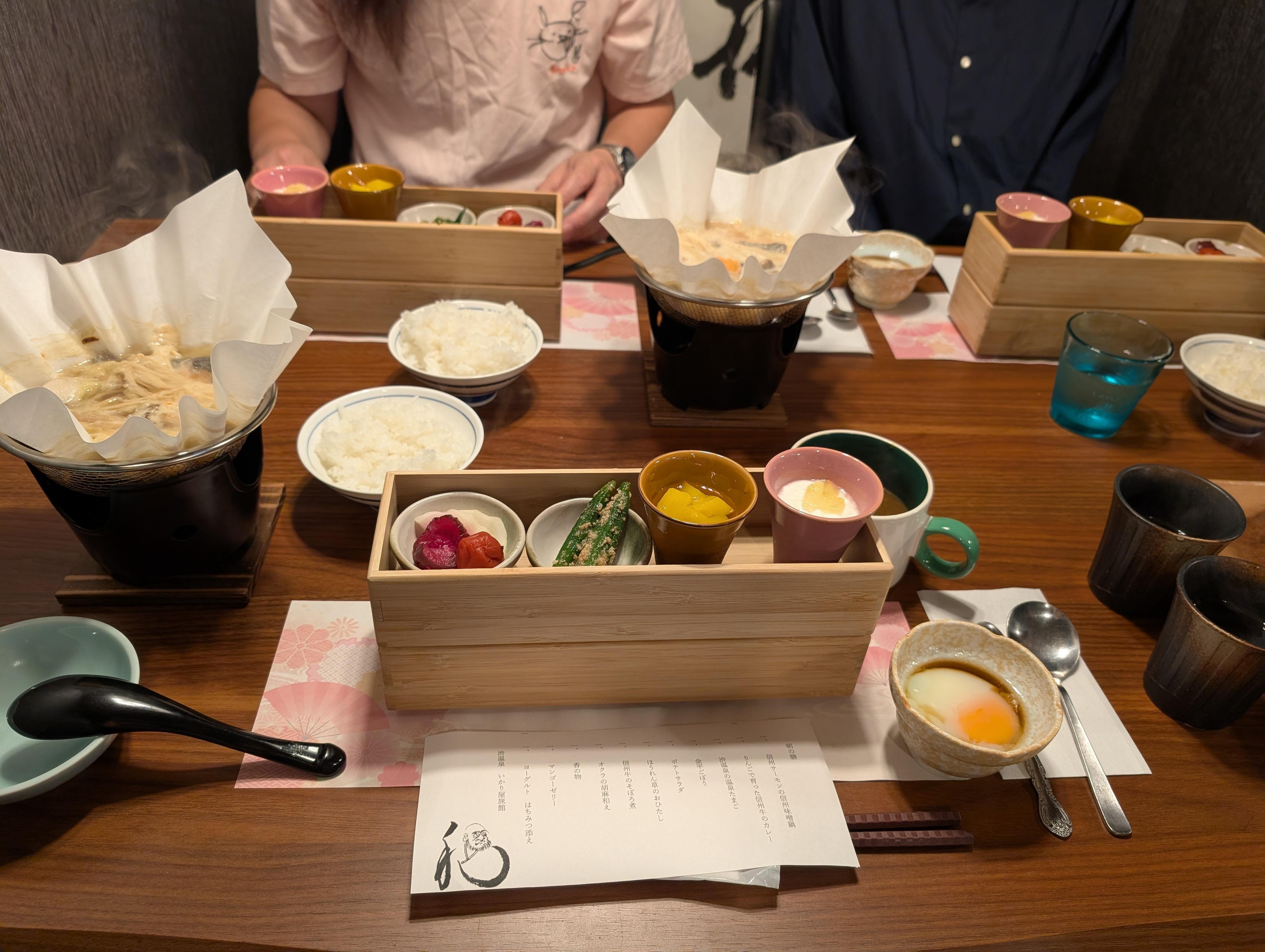 朝からボリューム満点です。左の信州サーモンの味噌煮が美味しかったです。