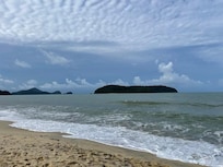 Utsikten från den närmaste stranden Pantai Tengah.