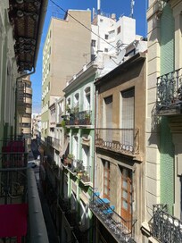 Udsigt fra altanen mod det store vej om morgenen