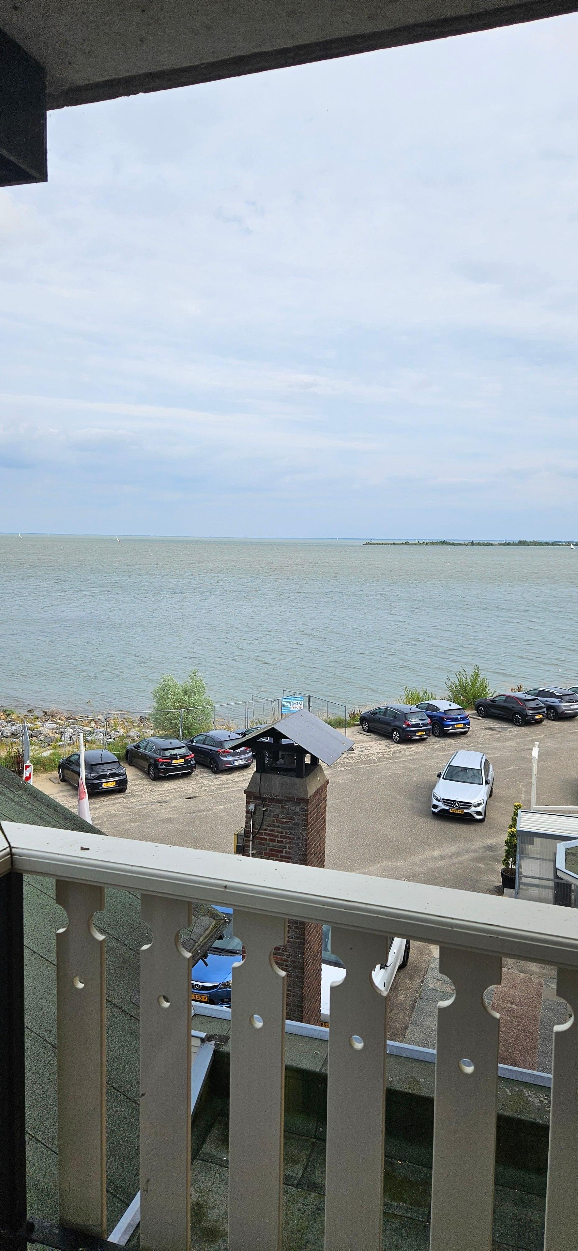 Udsigt men udsugning var lige der så det larmede nok bedre at have værelse  ovenover deres terrasse 