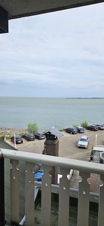 Udsigt men udsugning var lige der så det larmede nok bedre at have værelse ovenover deres terrasse