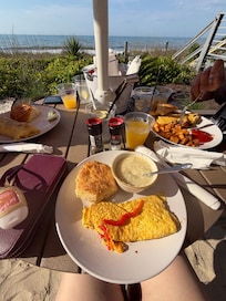 Amazing breakfast and mimosas. Great prices too!!